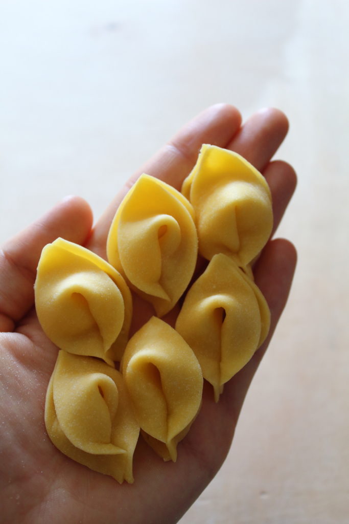 Tortellini Bugiardi Con Crema Di Parmigiano E Pistacchi – Basta Che Sia ...